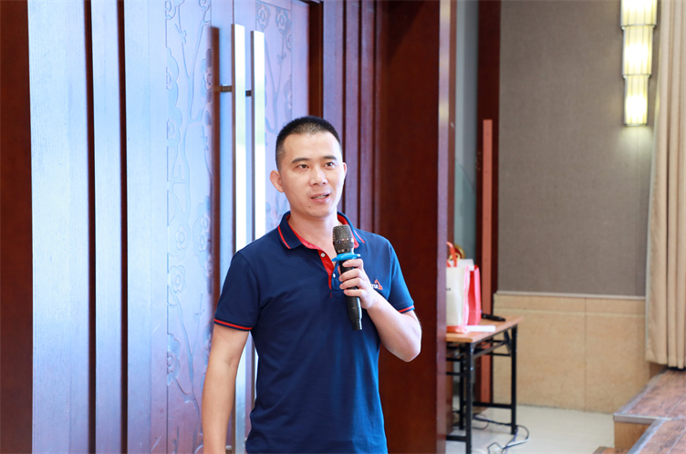 山重建機(jī)召開黨委理論學(xué)習(xí)中心組（擴(kuò)大）會議暨領(lǐng)導(dǎo)干部務(wù)虛會