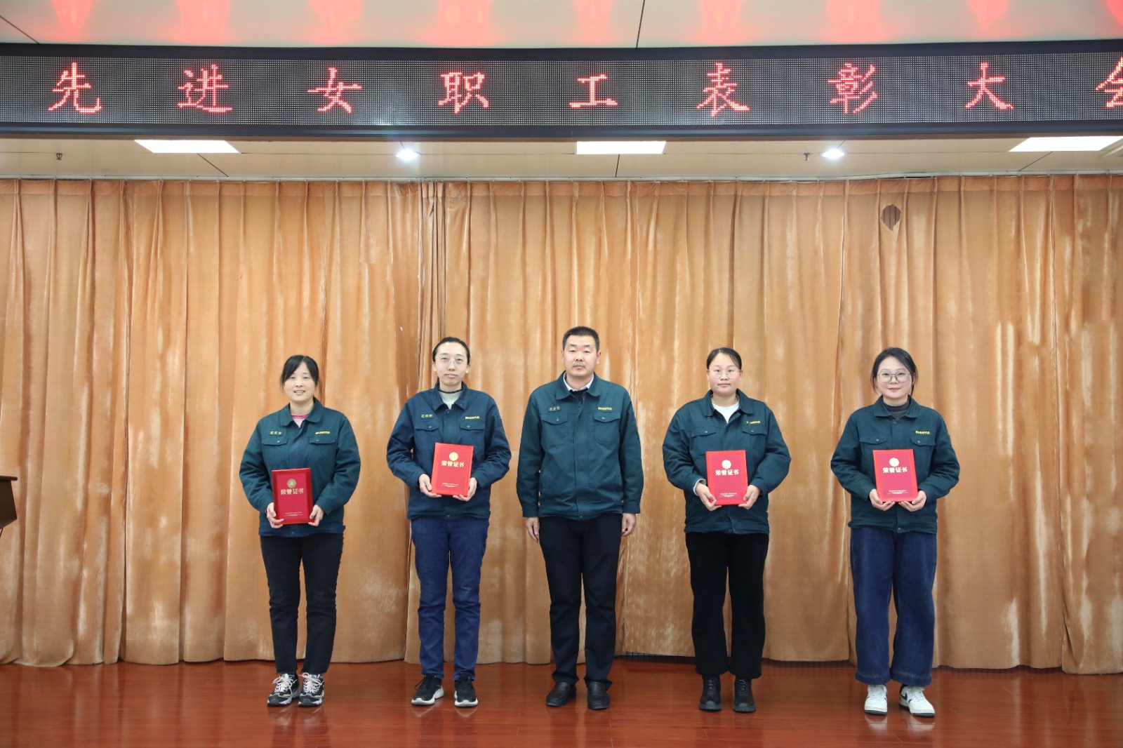 山重建機公司工會舉辦2024年度先進(jìn)女職工表彰大會 暨“花樣芳華，巾幗綻彩”插花活動